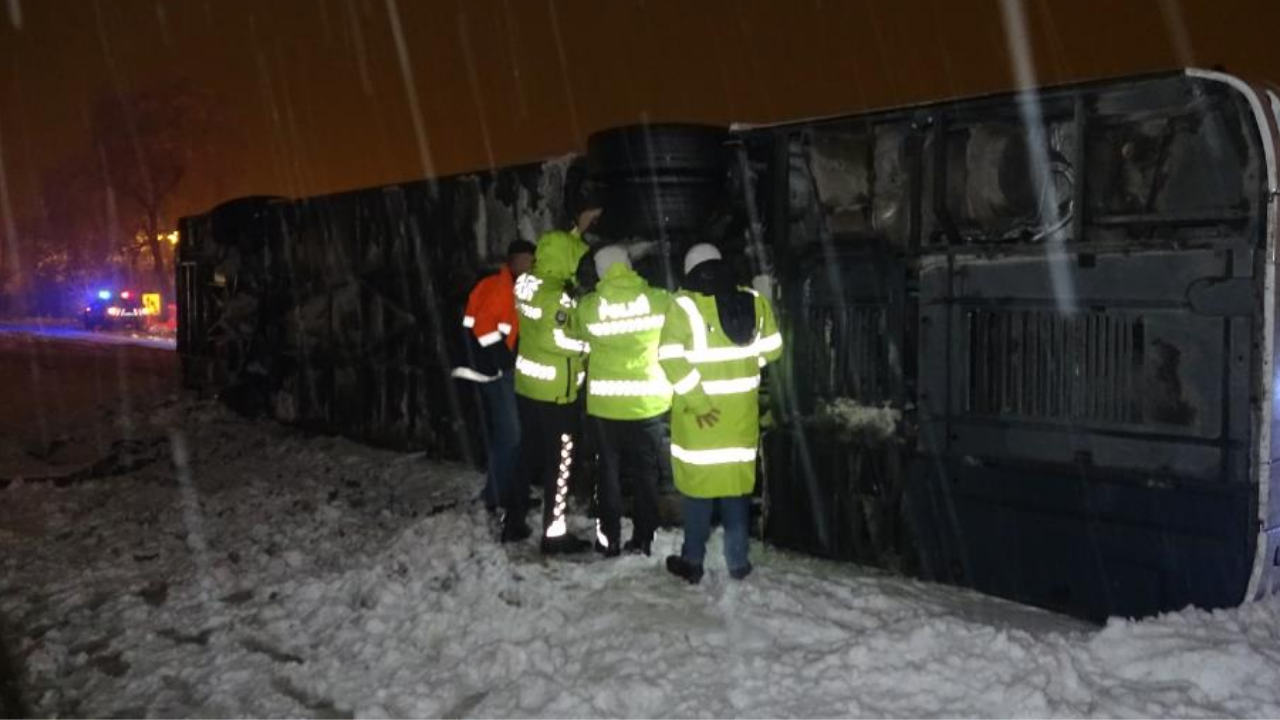 Tokat'ta feci kaza: Yaralanan 23 kişi camlardan dışarı çıkarıldı